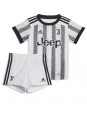 Juventus Heimtrikotsatz für Kinder 2022-23 Kurzarm (+ Kurze Hosen)